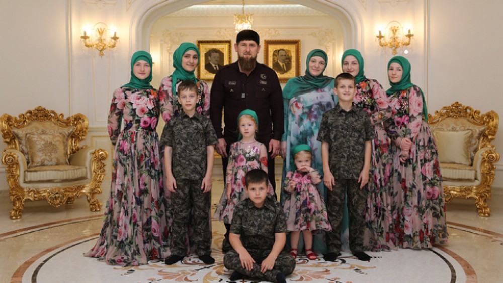O nouă minciună? Kadîrov promite că își va trimite 3 fii minori să lupte în Ucraina